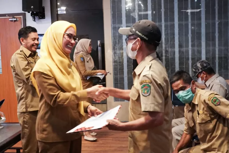 Meneruskan Tradisi Baik, 9 PNS Luwu Utara Terima SK Pensiun