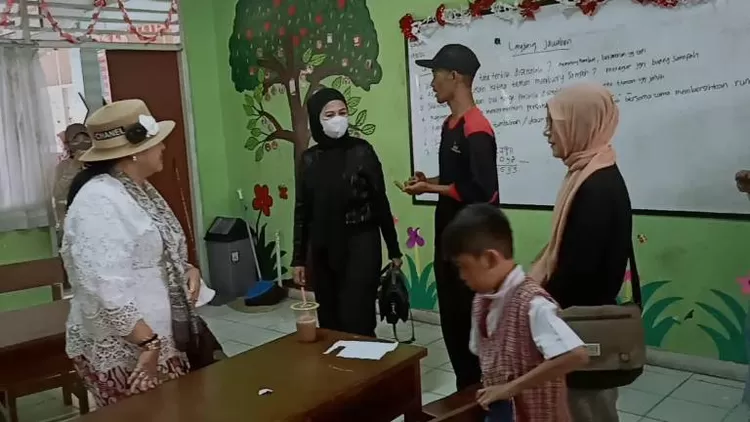 Afifah saat melihat kondisi belajar siswa SDN Pondok Cina 1, Depok