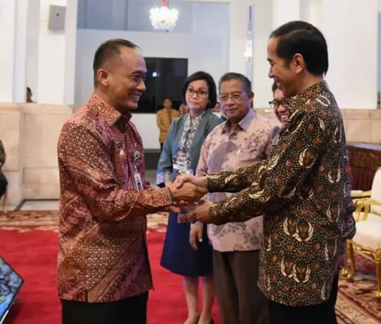Dirjen Dukcapil Kemendagri Zudan Arif Fakrulloh saat mendapatkan penghargaan dari Presiden Joko Widodo dan Esri Internasional
