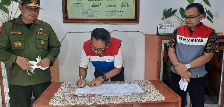Dirut PT KPI Taufik Adityawarman - Tengah. Kepala BBKSDA Papua Barat  Joni Santoso - Kiri. GM PT KPI RU VII Yusuf  Mansyur -  Kanan.