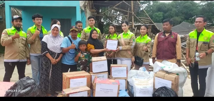 Novita Emilda  menyerahkan bantuan natura kepada korban gempa Cianjur, didampingi tim mahasiswa Trisakti Jakarta, Rabu (30/11/2022).