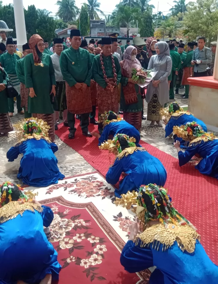 Bupati MFA dan Wagub Jambi  Abdullah Sani, disambut dengan tarian sekapur sirih