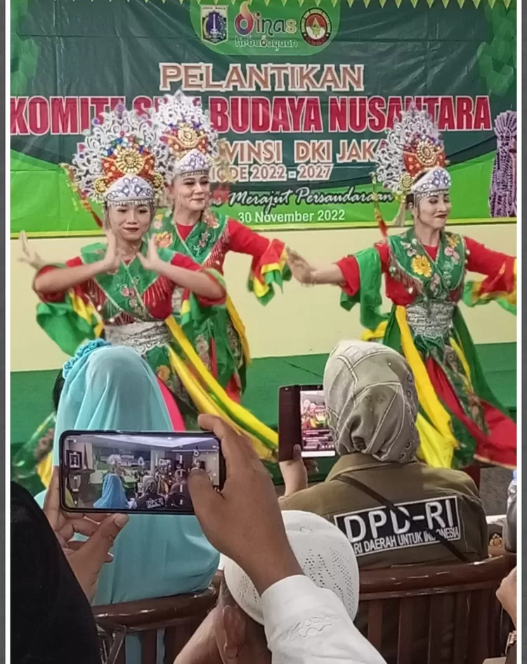 Sejumlah Penari Yapong mengekspresikan kemampuannya menari untuk menyambut tamu dan hadirin pada saat pelantikan dan pengukuhan Pengurus KSBN DKI Jakarta 