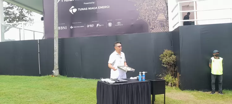 CEO Chef  Erham Tanjung menampilkan demo  masak udang bakar di arena  BNI Golf Indonesia Masters 2022, Jumat (2/12/2022)