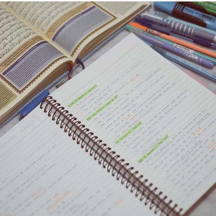 Buku catatan keilmuan Alyssa Soebandono.