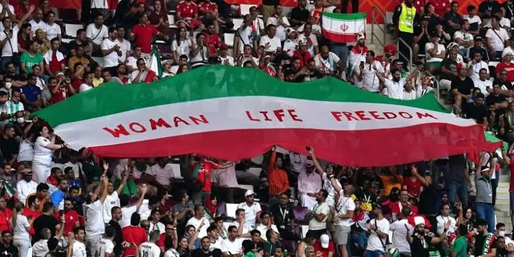 Potret support bola asal Iran di Qatar yang mendukung aksi protes di Iran