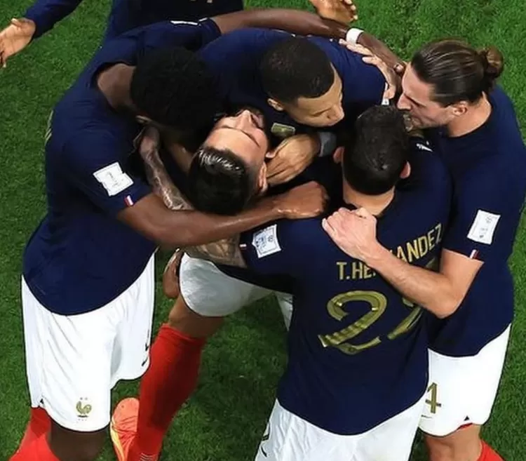 Kylian Mbappe bersama rekanya setim merayakan gol pada babak 16 Besar Piala dunia 2022