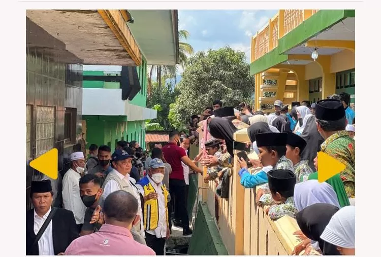 Jokowi disambut warga sambil berjabat tangan