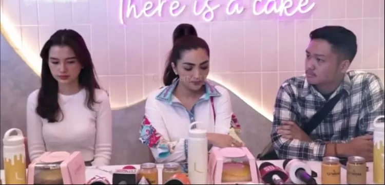 Ashanty beserta Azriel dalam suatu konferensi pers.