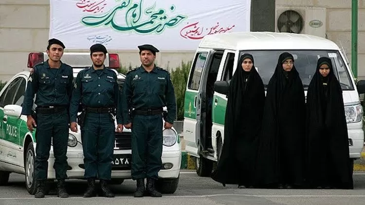 Potret Polisi Moral atau Polisi Syariah Iran bersama dengan wanita Iran.