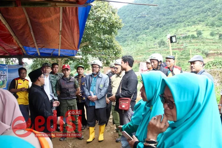 Ketua Umum Pimpinan Pusat Persatuan Islam (PERSIS) Dr. KH. Jeje Zaenudin  bersama rombongan ketika berada dilokasi pembangunan huntara - Foto: Henry Lukmanul Hakim
