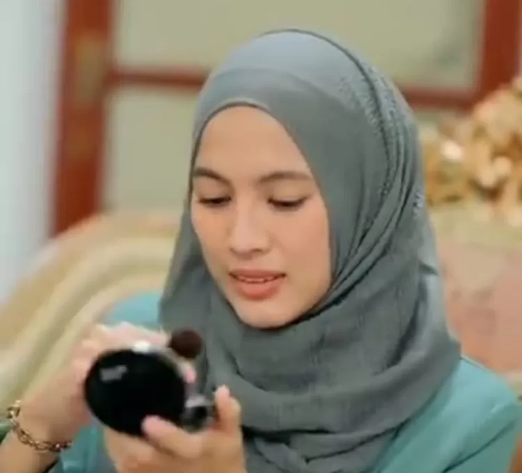 Alyssa Soebandono tampak menggunaan kerudung yang tepat, menutup wajah yang terlalu tirus.