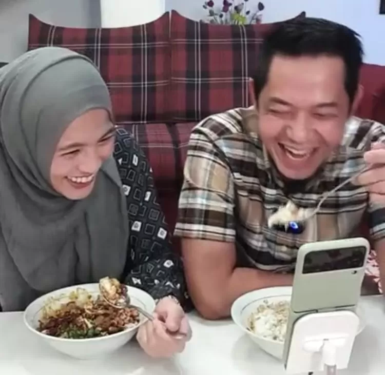 Alyssa Soebandono dan dude Harlino tertawa bercanda.