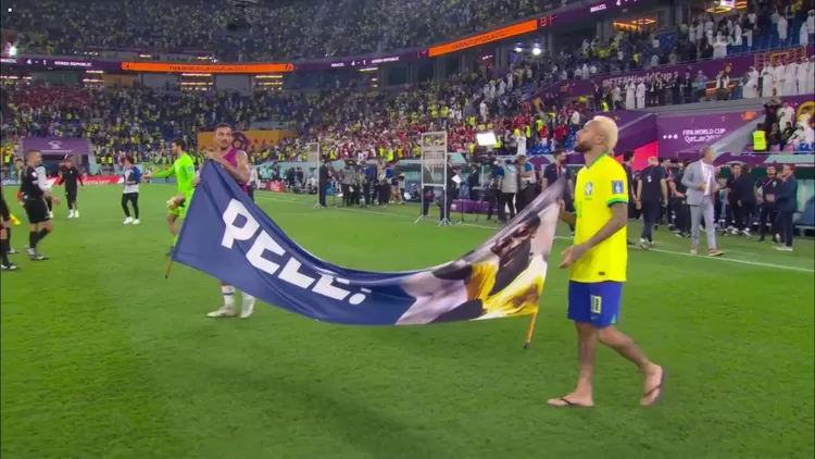 Neymar bawa banner Pele