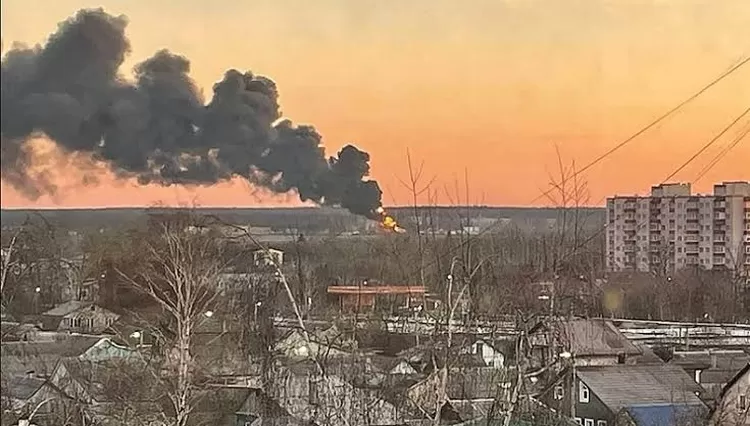 Ledakan yang berhasil hancurkan tangki minyak milik Rusia di Kursk