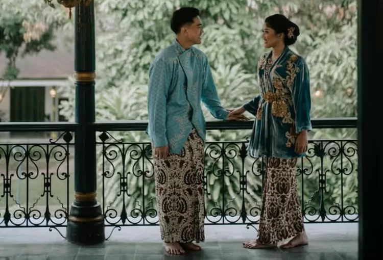 Sesi foto memakai baju adat dengan latar belakang kebun yang indah