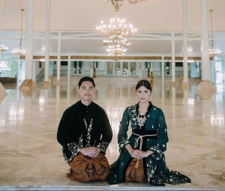 Foto prewed yang cantik dan terlihat bahagia.