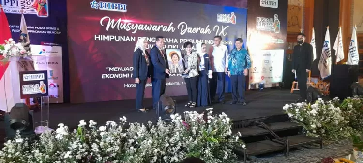 Ketua DPD HIPPI DKI Jakarta menyerahkan cindera mata kepada  Ketua Umum DPP HIPPI Suryani  Motik disela-sela Musda, Rabu (7/12/2022) 