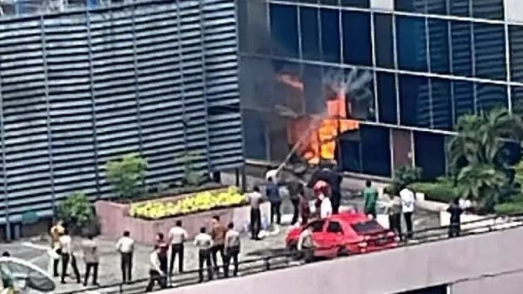 Potret pengamanan api oleh tim damkar di gedung kantor Kemenkumham Jaksel