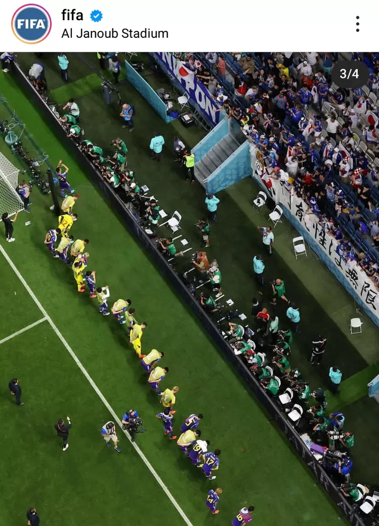 Timnas kesebelasan Jepang melakukan salam pamit dan terima kasih khas Jepang, saat akan meninggalkan Al Janoub Stadium, Qatar, setelah tersisih kalah dari Kroasia, di babak 16 besar Piala Dunia 2022.