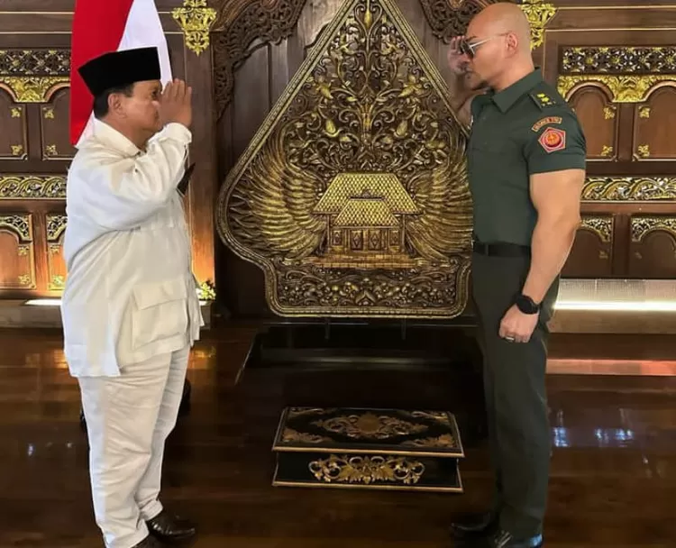Deddy Corbuzier memberikan hormat kepada Menhan Prabowo Subianto