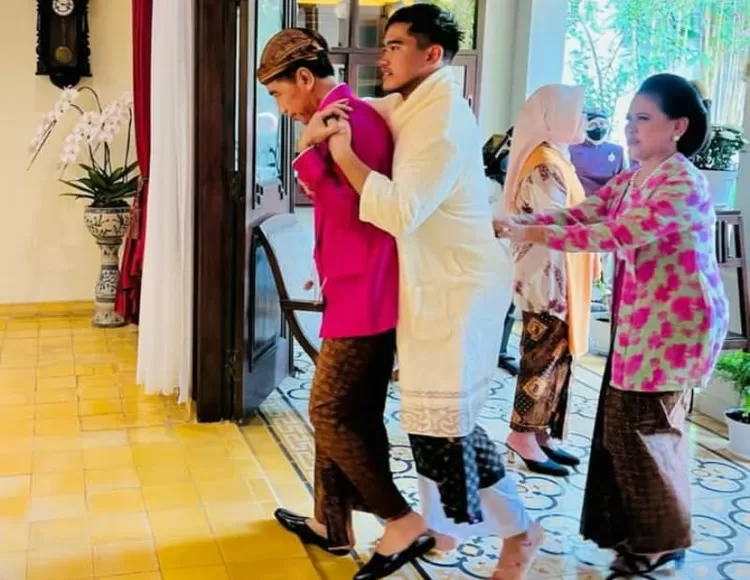 Kaesang terlihat dibopong sang ayah, Presiden Jokowi menuju sebuah ruangan