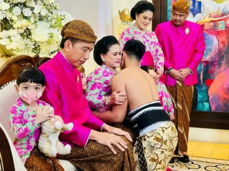 Momen sungkeman Kaesang Pangarep kepada kedua orang tua, Presiden Jokowi dan ibu Iriana.