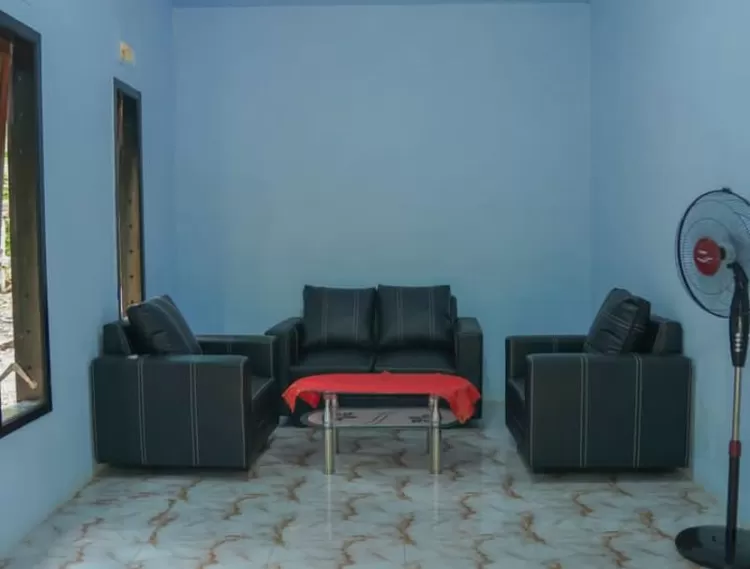 Isi rumah bantuan dari Baim Wong, ruang tamu terlihat rapi dan nyaman.