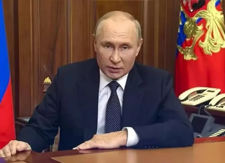 Sosok Presiden Rusia, Vladimir Putin di ruang kerjanya