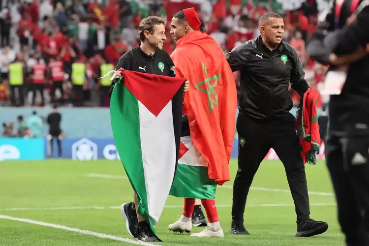 Salah satu Pemain Maroko Membawa bendera palestina