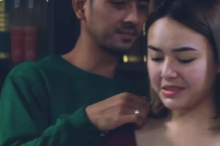 Aksi Tangan Nakal Arya Saloka pada Amanda Manopo Terciduk Kamera, Suami Putri Anne Mulai Curi Kesempatan