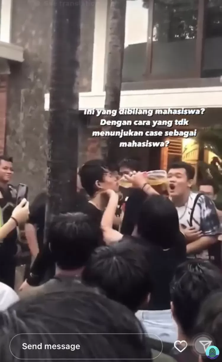 Seorang perempuan diduga mencekoki air seni kepada pelaku pelecehan seksual