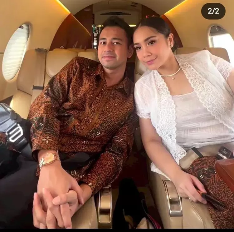  Nagita Slavina dan Raffi Ahmad saat berada dalam private jet.