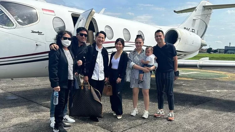 Raffi Ahmad dan Nagita Slavina bersama rombongan berfoto di depan pesawat jet pribadi Raffi saat ke acara pernikahan Kaesang