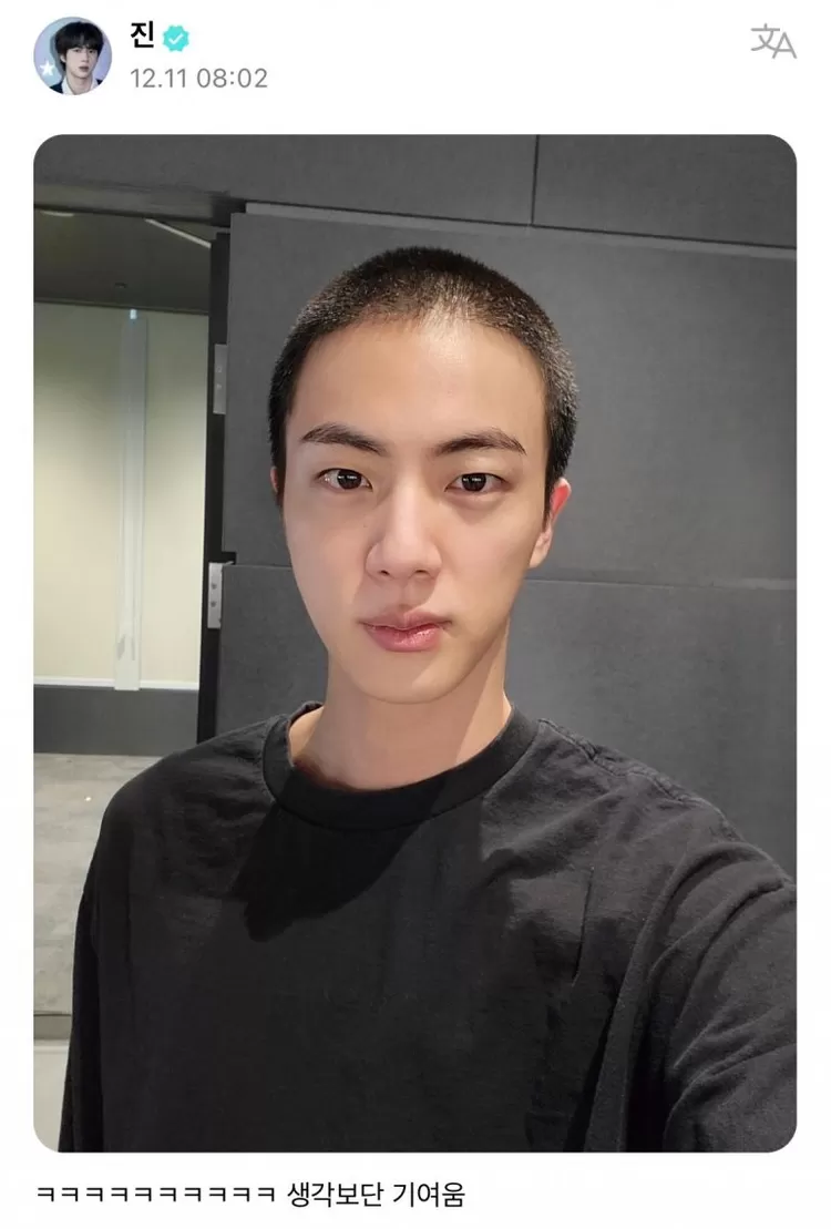 Jin BTS memposting dirinya di Weverse sebelum pergi wamil. 