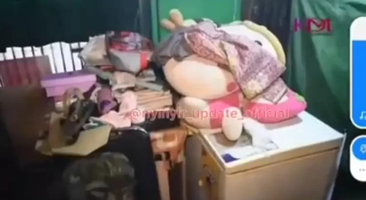 Sudut lain di rumah Yessi, area garasi dijadikan tempat penyimpanan.