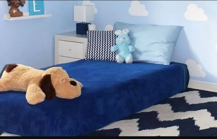 Kasur lantai dengan dinding berwarna biru