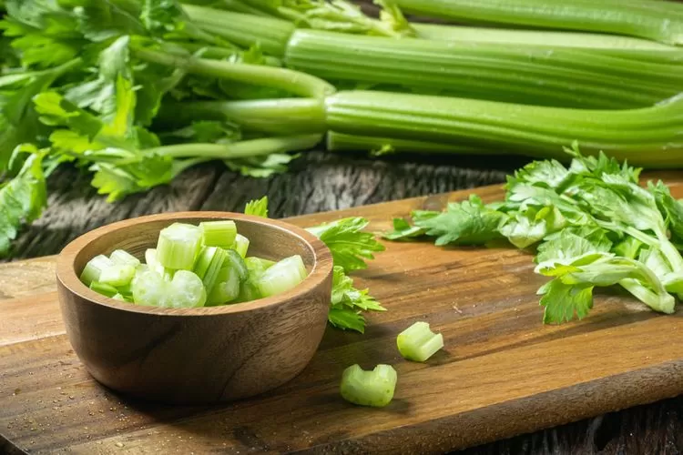 Rebusan daun seledri bisa menurunkan tekanan darah tinggi 