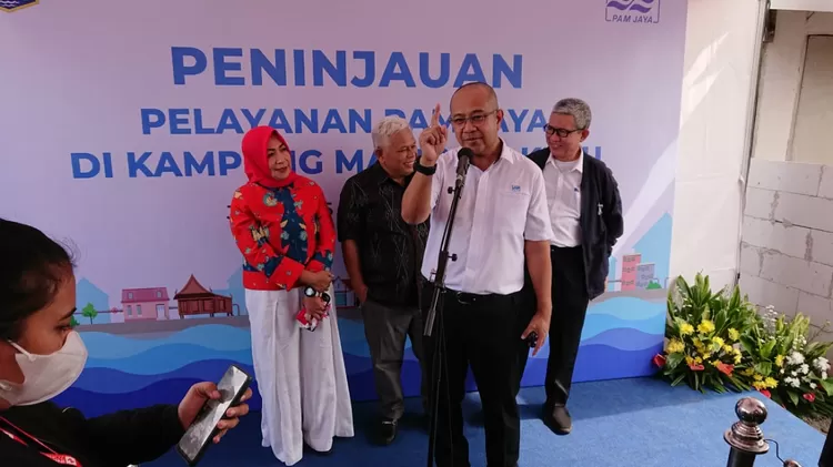 Dirut PAM Jaya Arief Nasrudin ( kanan) bersama warga Marunda Kepu mentampaikan testimoni terkait  layanan air bersih, Jumat (16/12/2022)