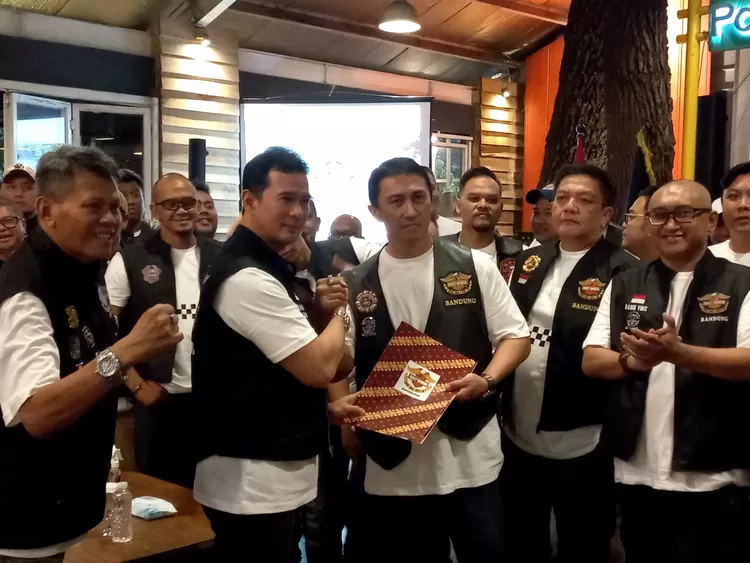 Ketua HDCI Bandung Glenarto memberikan SK pembentukan panitia pelaksana Wingday HDCI 2023 kepada ketua pelaksana Aria Ramawidjaja.