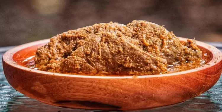Makanan seperti daging rendang sapi memiliki kadar purin tinggi yang berbahaya untuk penderita asam urat.