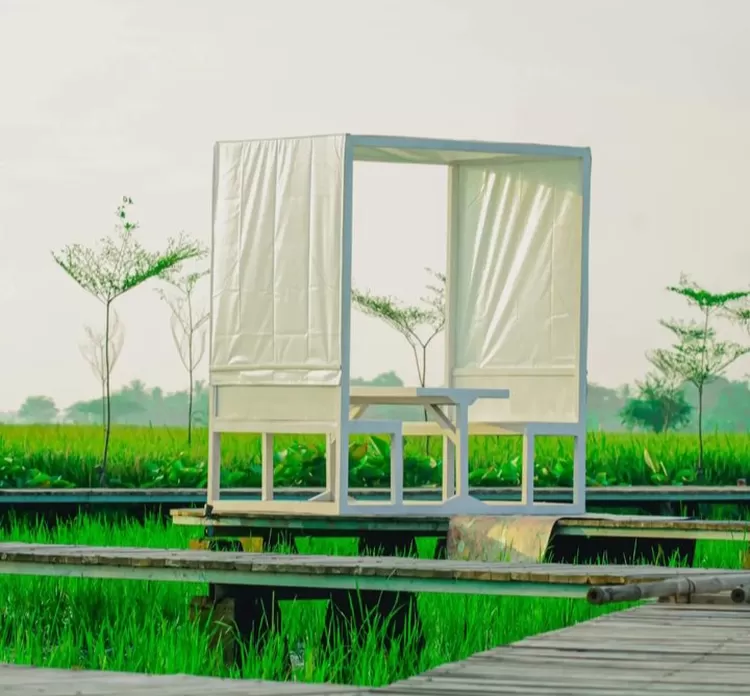 Sitting area nuansa putih jadi salah satu spot favorit di destinasi wisata Guler Farm Nature Tangerang