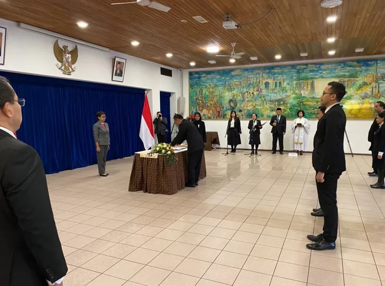 Menteri Luar Negeri Retno Marsudi menyaksikan naskah pelantikan yang diteken 128 orang Pejabat Pencatatan Sipil (PPS) di Kantor Kedutaan Besar RI Belanda, di Denhaag 