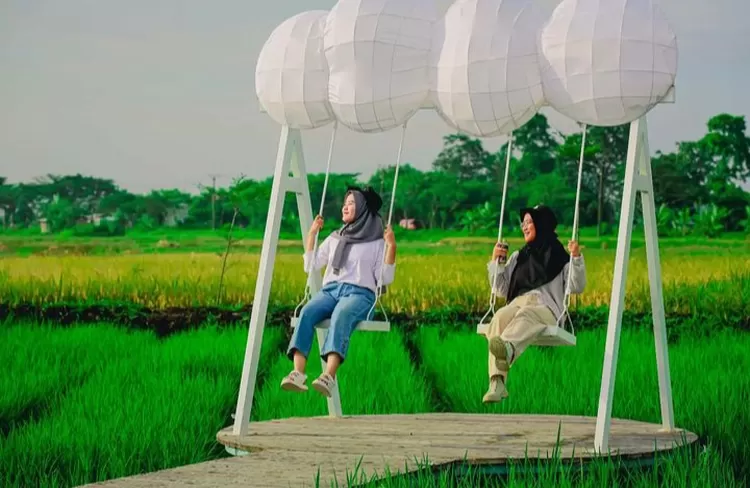 Ayunan nuansa putih jadi salah satu spot favorit di destinasi wisata Guler Farm Nature Tangerang