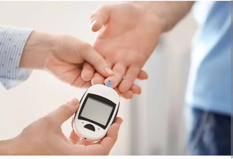 Ilustrasi. Pemeriksaan gula darah untuk penderita diabetes.
