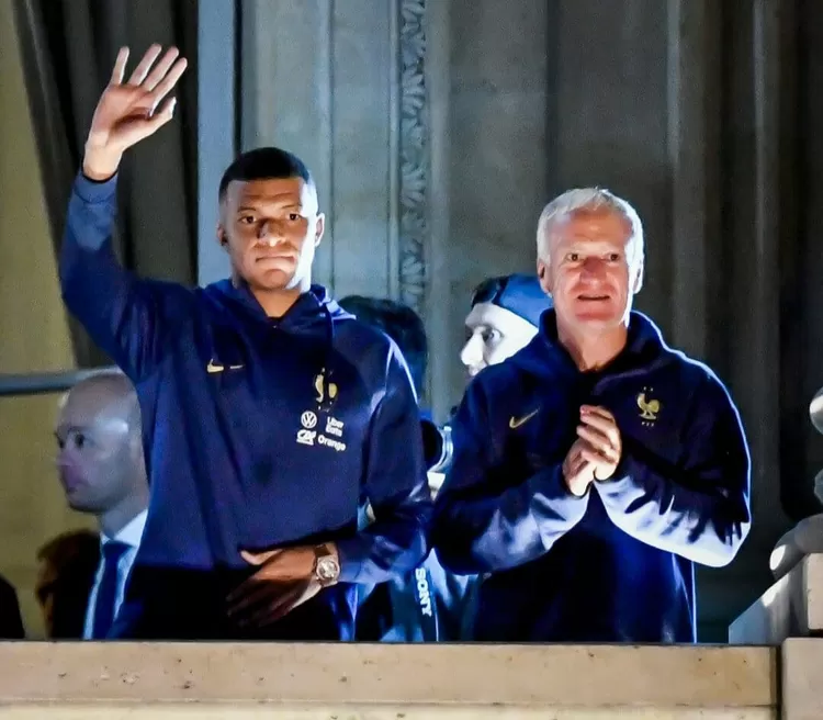 Terlihat wajah kecewa dan sedih Kylian Mbappe ditengah sambutan meriah suporter Prancis.&nbsp;