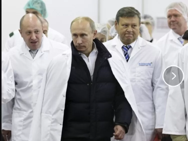 Yevgeny Prigozhin, kiri, menunjukkan Perdana Menteri Rusia Vladimir Putin, kedua kiri, di sekitar pabriknya yang memproduksi makanan sekolah, di luar St. Petersburg, Rusia. 