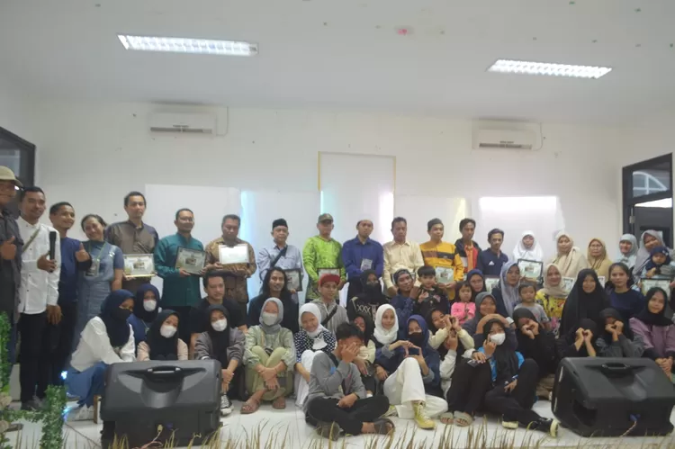 Penghargaan Guru Terbaik Saat Reuni Akbar Perdana Mts Al Atiqiyah