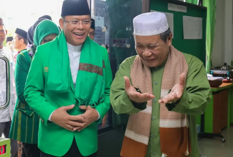 Pimpinan Ponpes Al-Islam Kemuja, KH Ahmad Hijazi Djama&rsquo;in saat menerima kunjungan Plt Ketum PPP, Muhamad Mardiono.