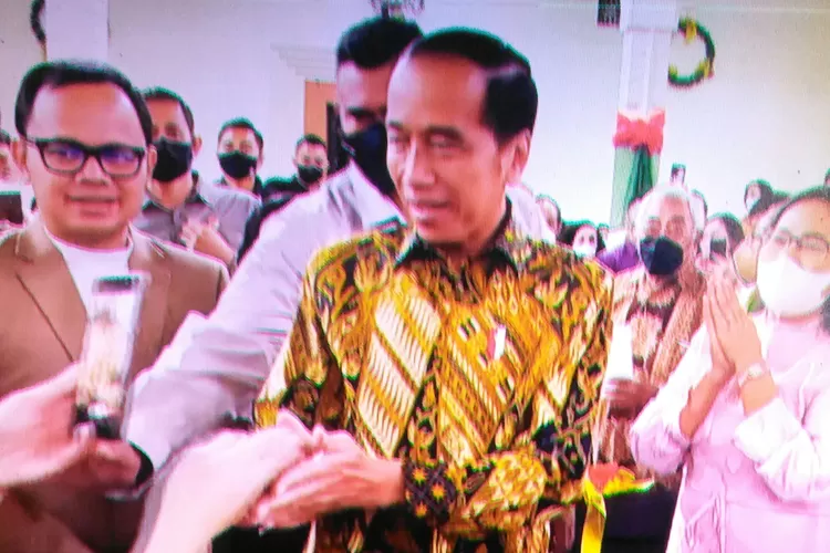 Presiden Jokowi didampingi Wali Kota Bima Arya menyapa umat Kristiani Bogor.